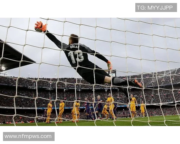 足球明星守门员精彩瞬间集锦展现顶级守护技巧与风采